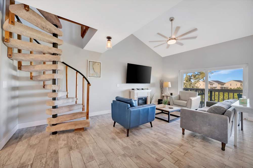 Living area with vaulted ceilings and TV