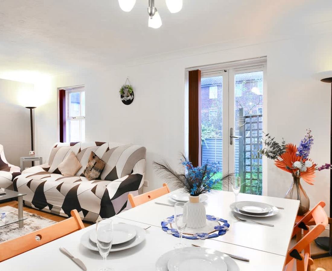 House in Wimbledon: Spacious Wimbledon House · Lovely Garden + Parking