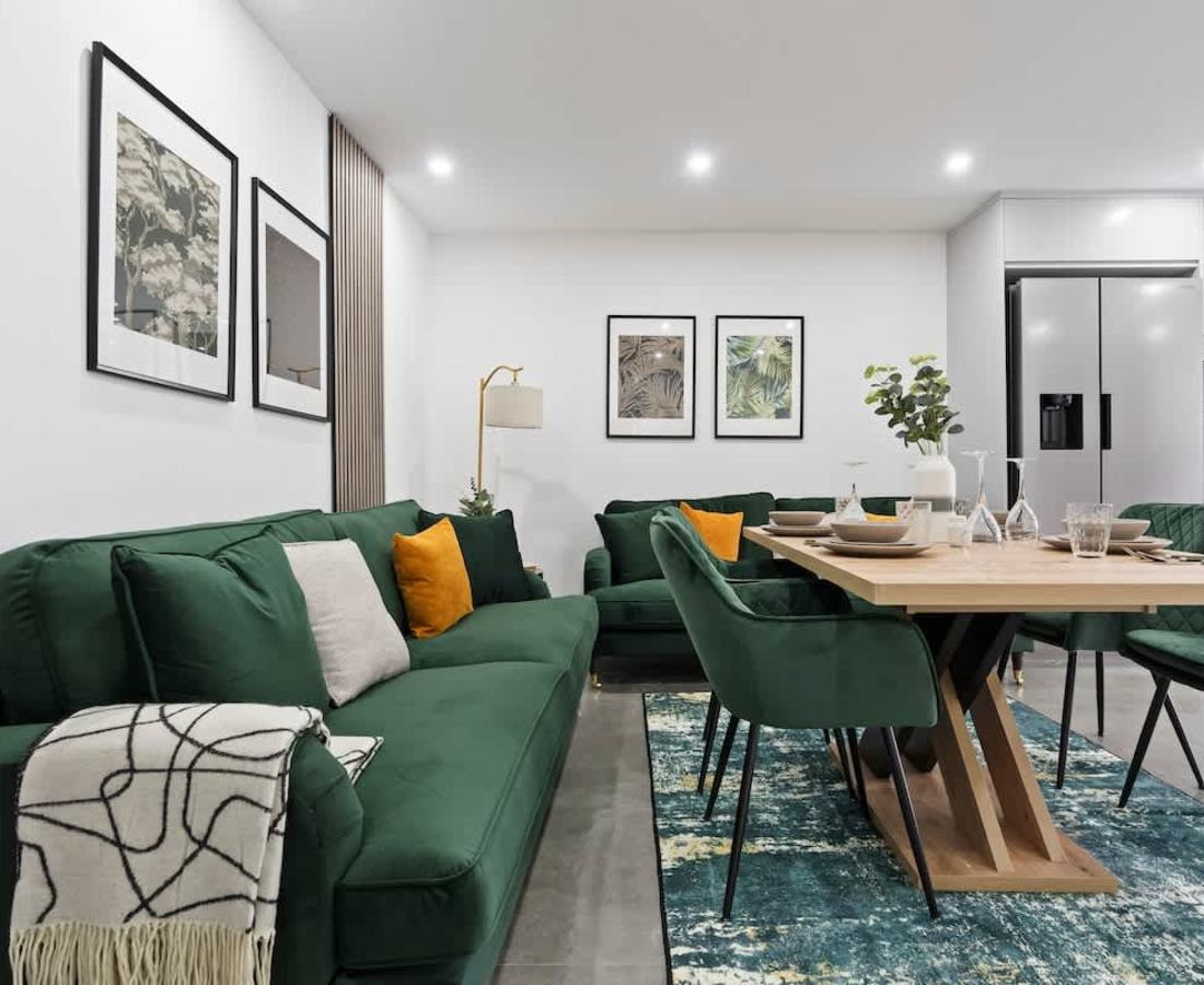 House in Fawley: Southampton Getaway · Huge Home + Garden Sleeps 10
