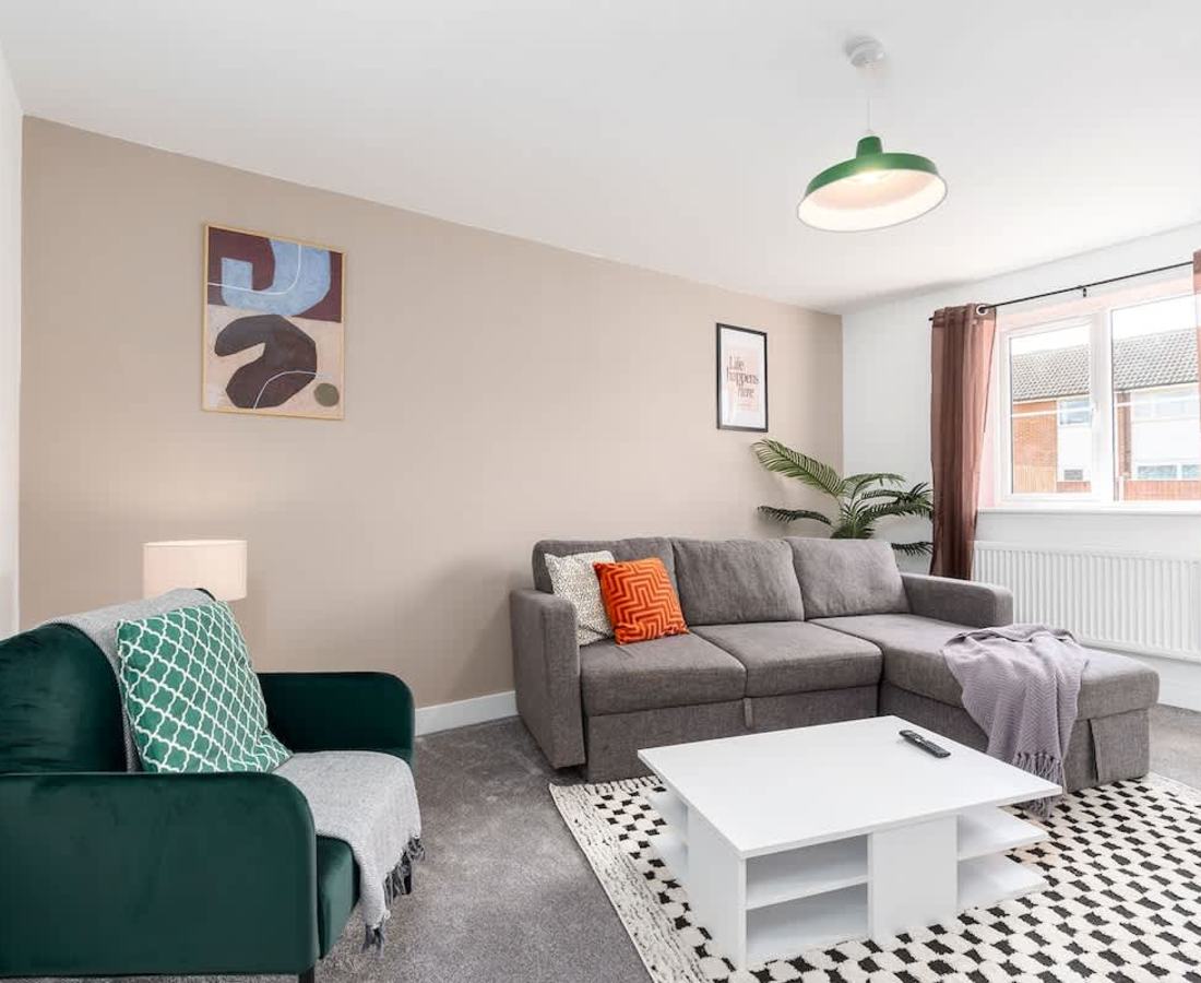 House in Churchdown: 3 Bed & Spacious Parking