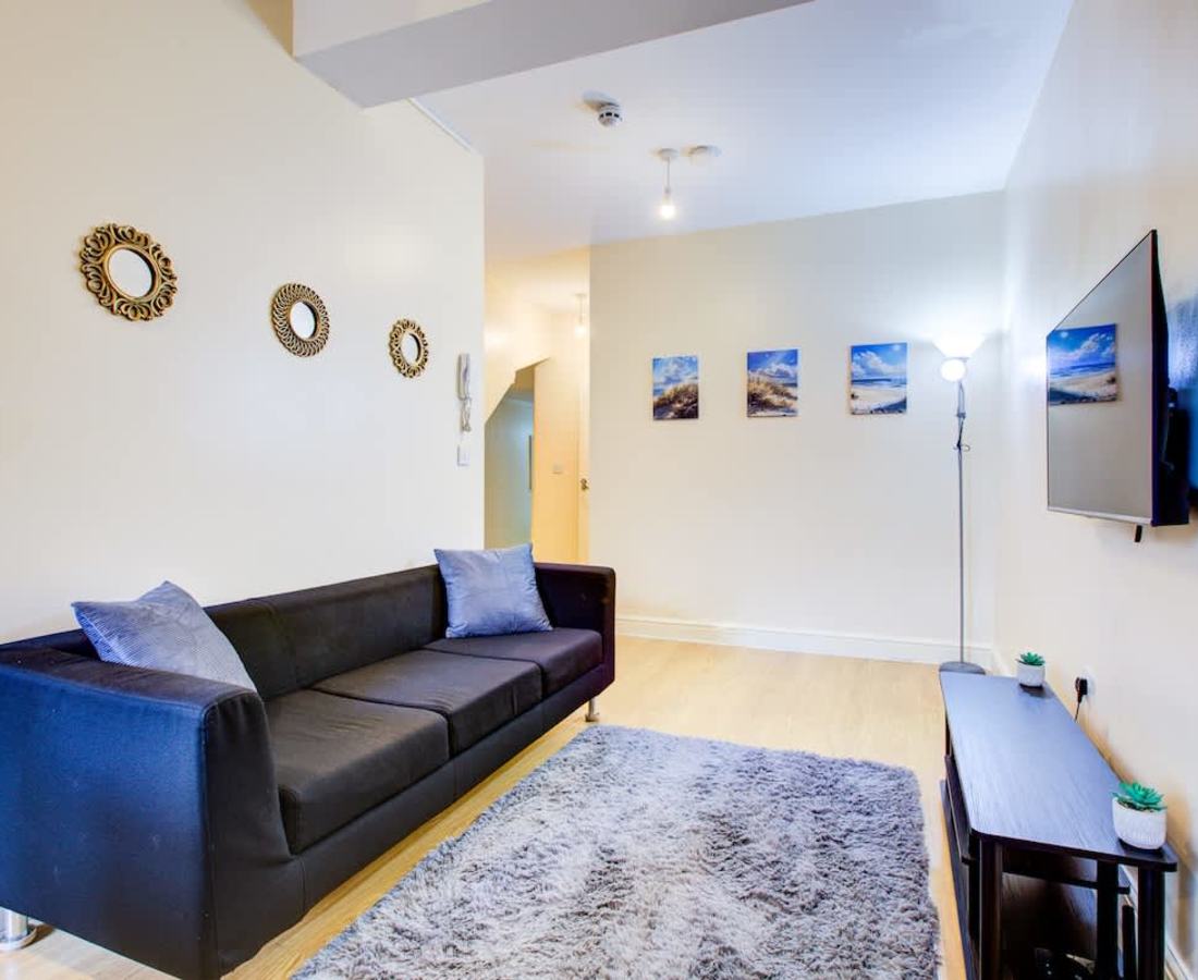 Flat in Deptford: Deptford High Street 3 Bed Flat