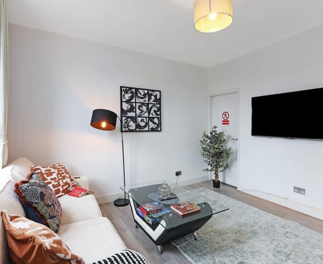 House in Sheffield: 4 Bed Highfield House w/ 4 Baths