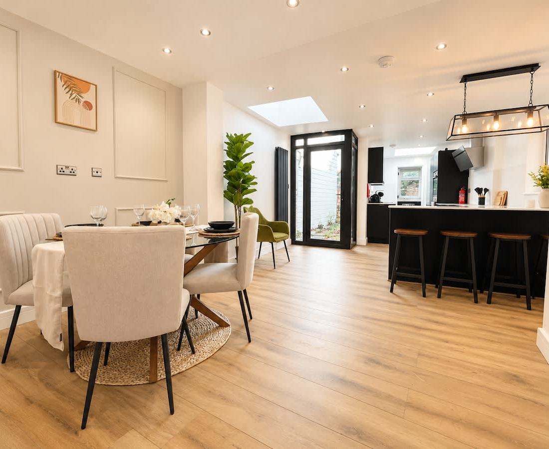House in Windsor: Modern 4-Bed Home with Garden