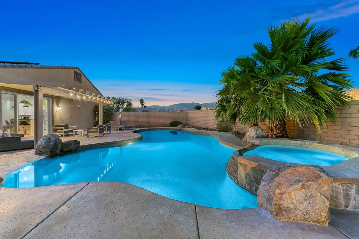 Terra Sol: Pool, Spa & Lakefront Serenity