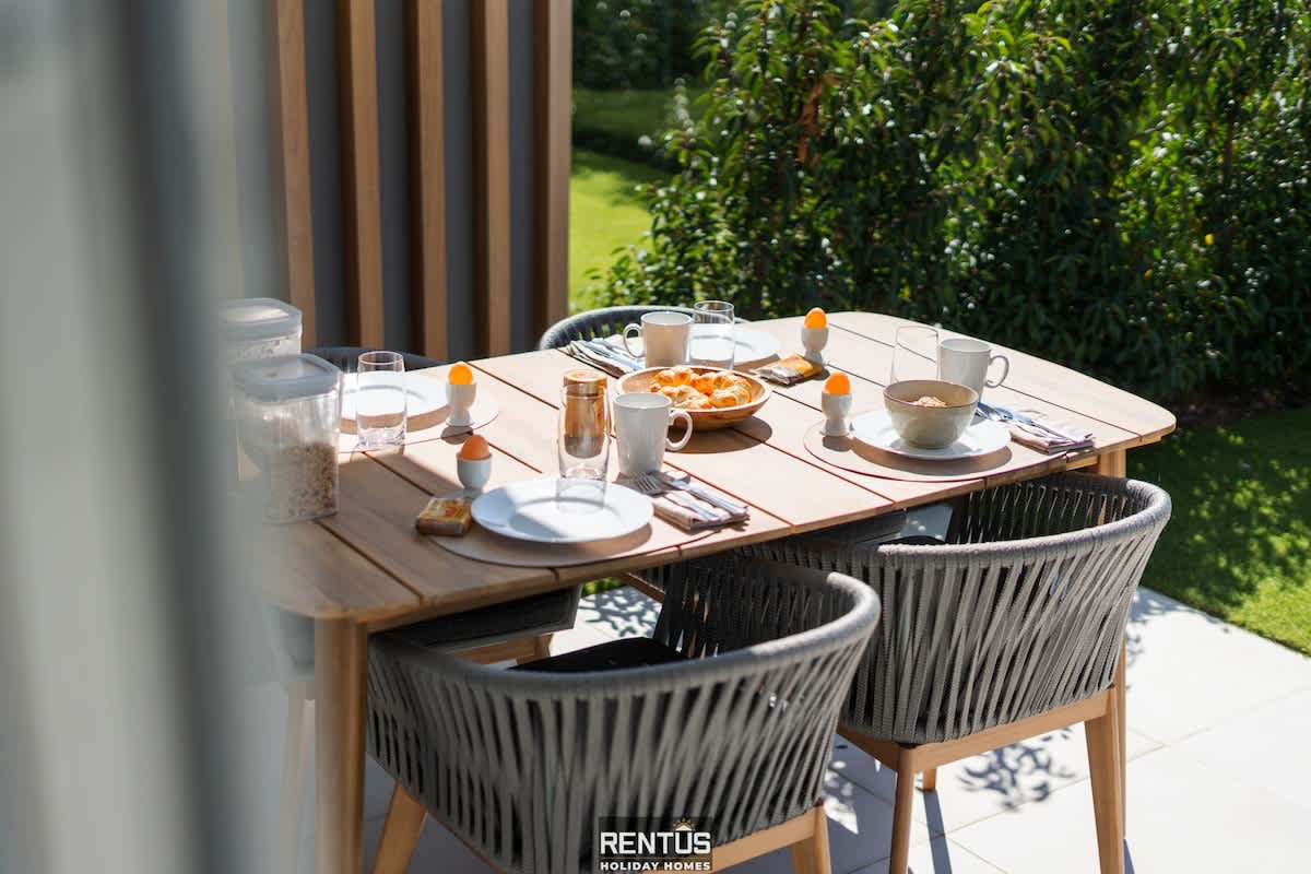 La Dolce Vickri - modern stay with garden & pool