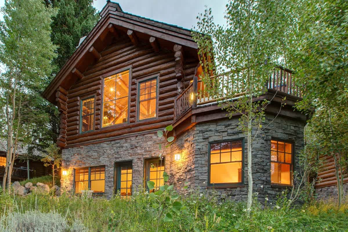 Abode at Moosehead Cabin, walk to skiing, hot tub, mountain views