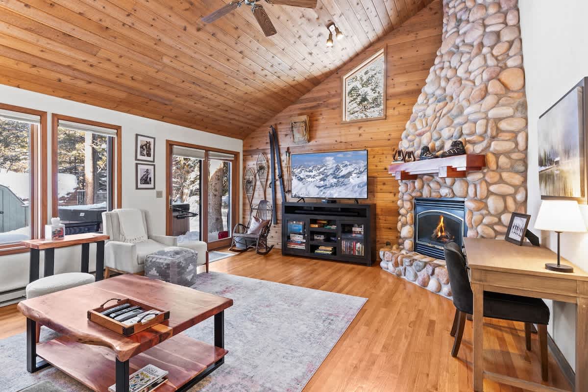 Abode at Fish Creek, mountain escape, hot tub, minutes from skiing