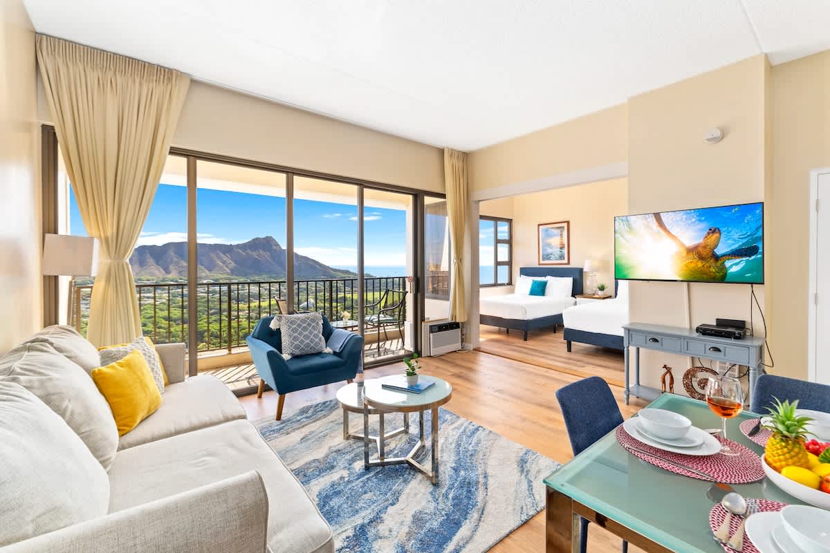 Overview of the apartment with beautiful ocean view and the Iconic Diamond Head 