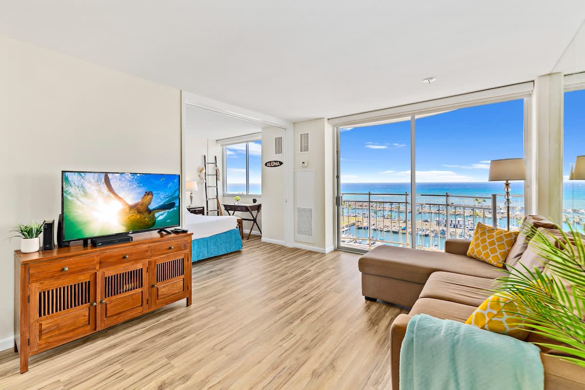 Beautiful renovated apartment with ocean views