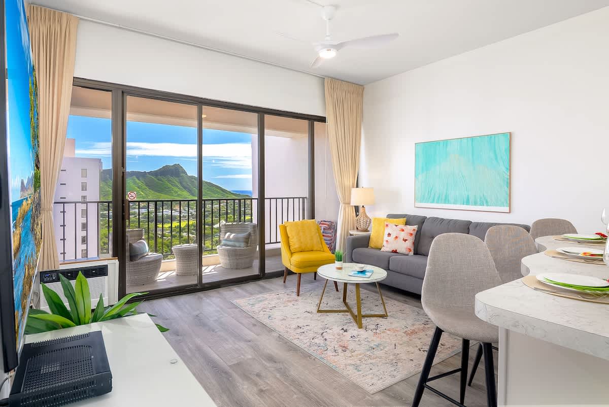 Beautiful condo on the 37th floor with Ocean and Diamond Head views