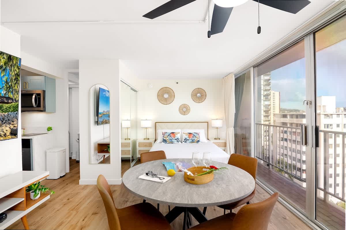 Experience a complete studio retreat with a plush queen bed, full dining table, handy kitchenette, and amazing view.