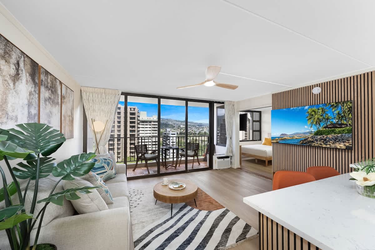 Beautiful one-bedroom with great mountain views from the living room