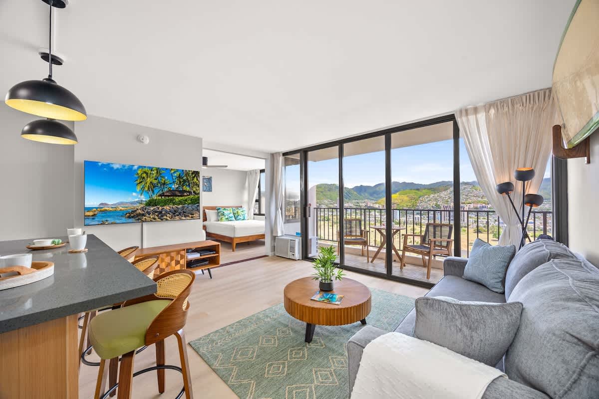 Beautifully renovated 1BR with majestic Mountain views, just 1 block from beautiful Waikiki Beach. After a long day at the beach, enjoy the evenings by watching your favorite TV shows on our 65" smart TV, or just relax on the lanai and enjoy the view