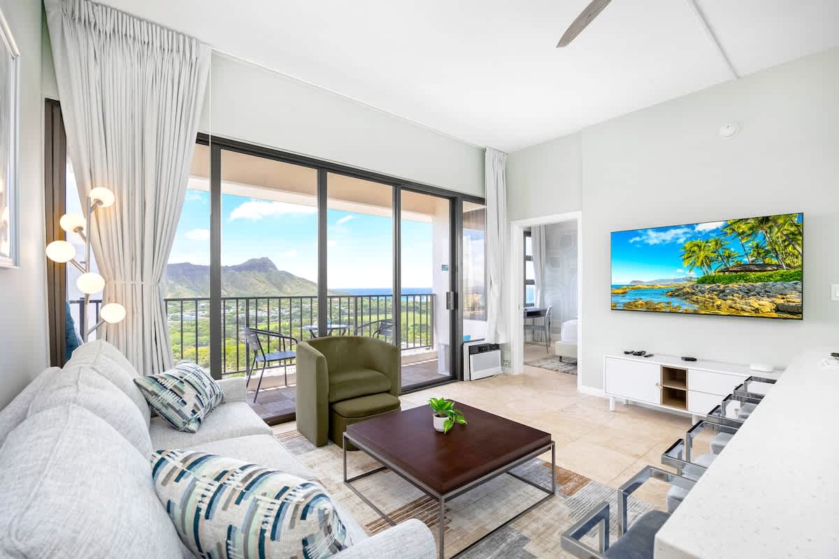Newly renovated 1 bedroom with beautiful Diamond Head Mountain and Ocean views