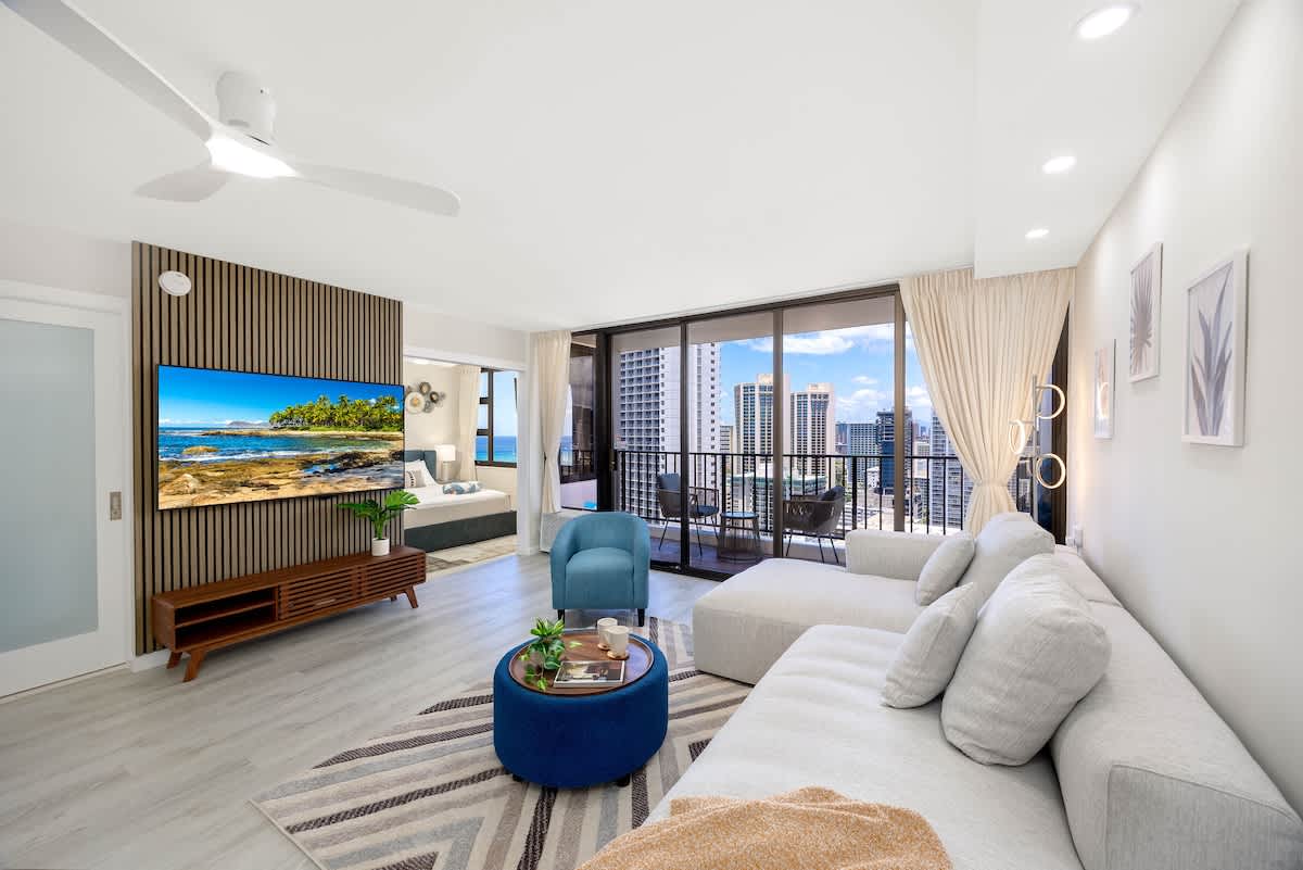 Enjoy our beautifully renovated one bedroom with a 65" Smart TV and super comfortable sectional sofa. Keep the room cool with our ceiling fan and the air conditioner. Enjoy the beautiful view of the Ocean and the Waikiki skyline