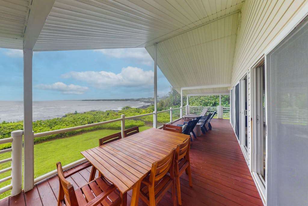 Spacious Lanai For Outdoor Dining
