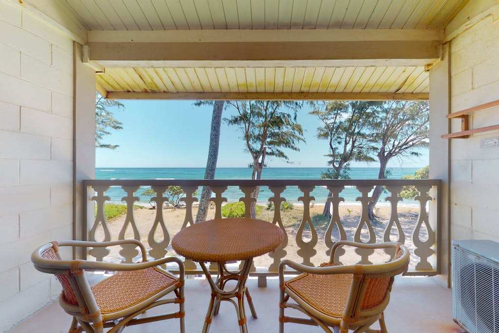 Private lanai with beautiful turquoise ocean views.
