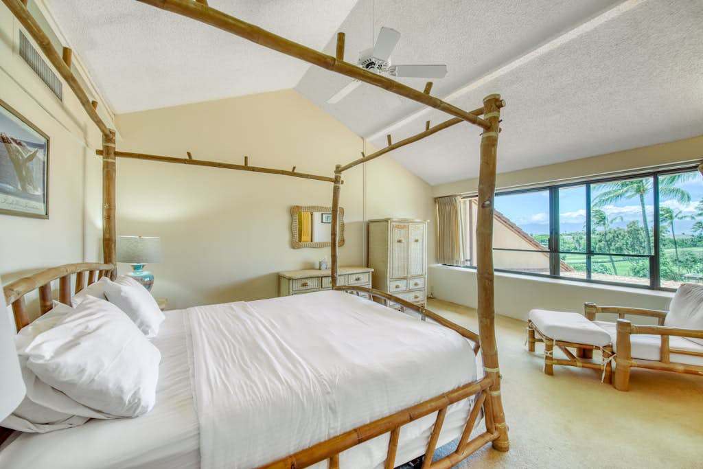  Spacious four-poster king bedroom
