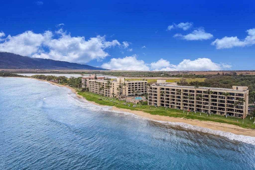 Sugar Beach Resort and the Hawaiian coastline 