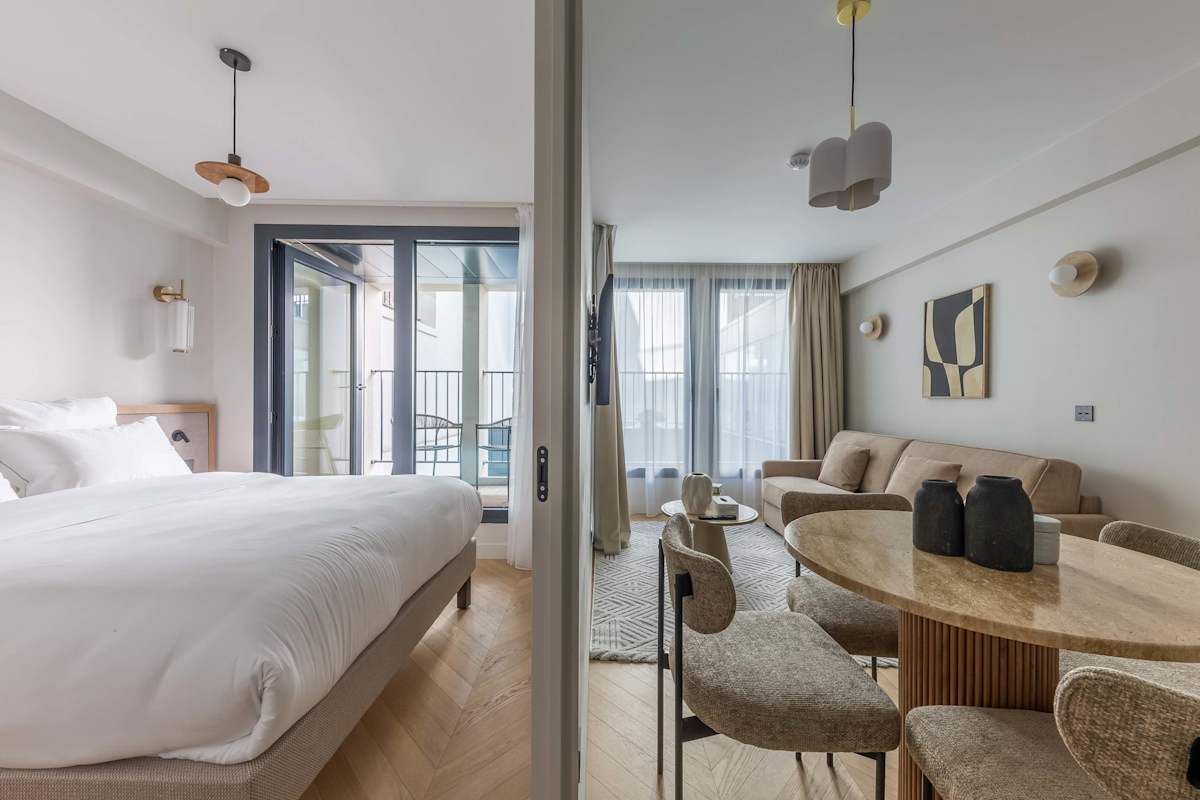 Opera - 3 Bedroom / 2 living rooms Balcony apart.