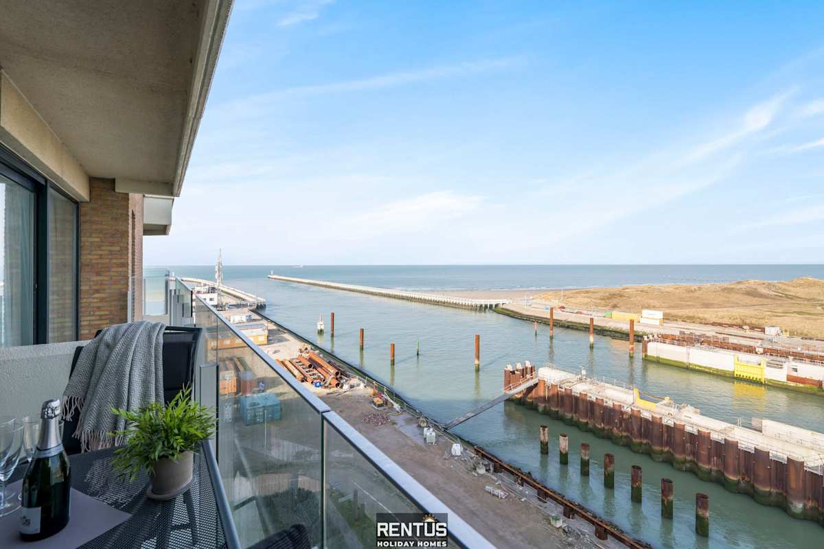 Lighthouse View-pier facing apartment with garage