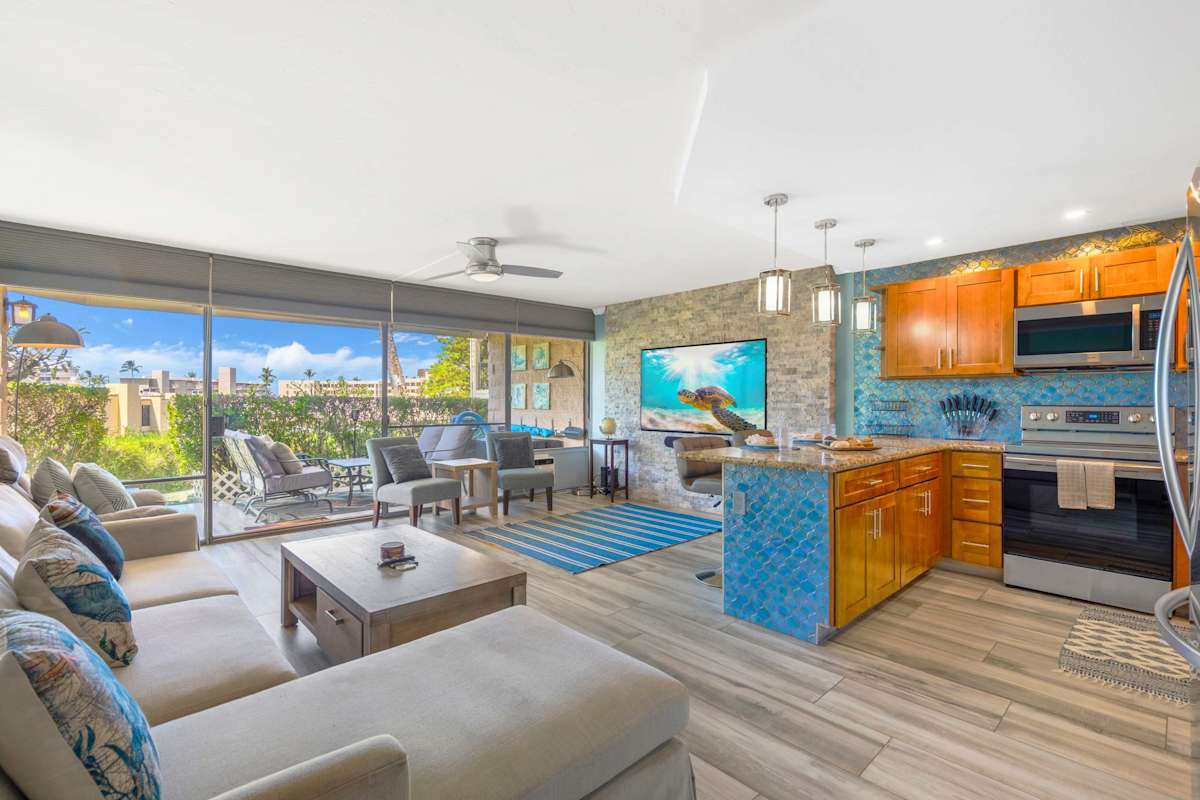 Sunny condo w/ pool, hot tub & beach gear