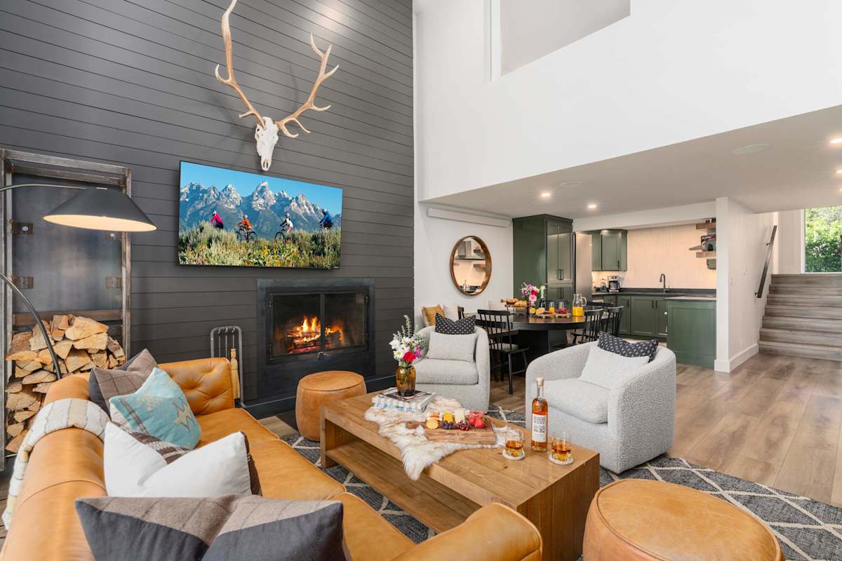 Abode at Solstice Suite, ski shuttle, hot tub, Teton Village