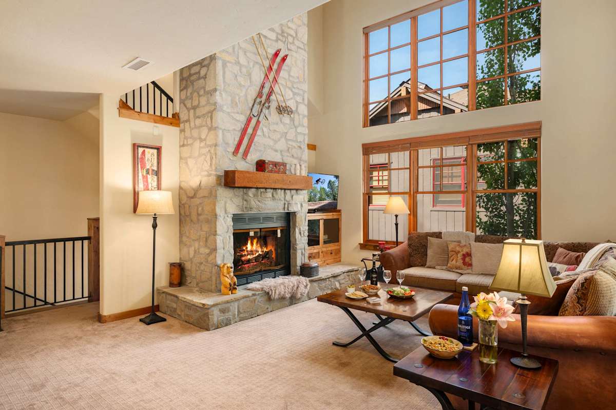 Abode at The Timbers, minutes to skiing, hot tub
