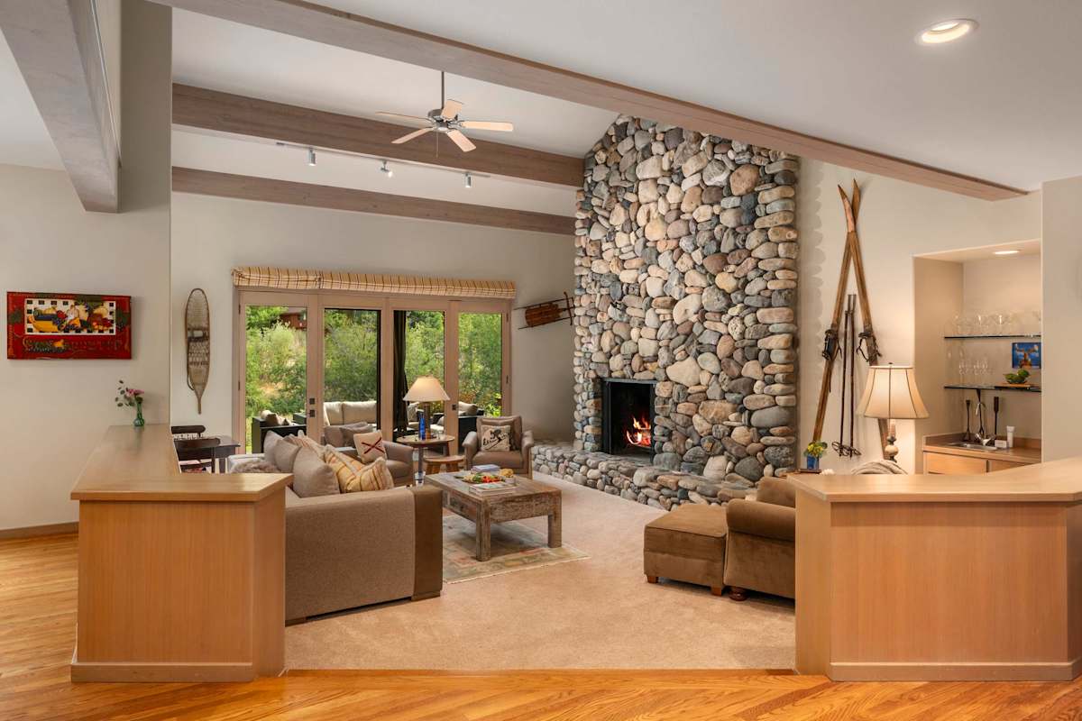 Abode at Guyer Hot Springs, ski slope views, walk to lift, hot tub