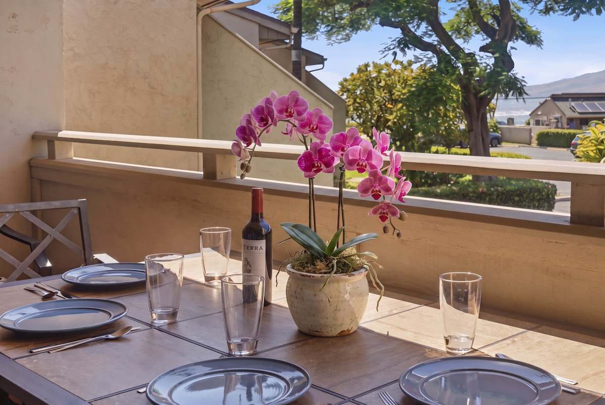 Private lanai with dining