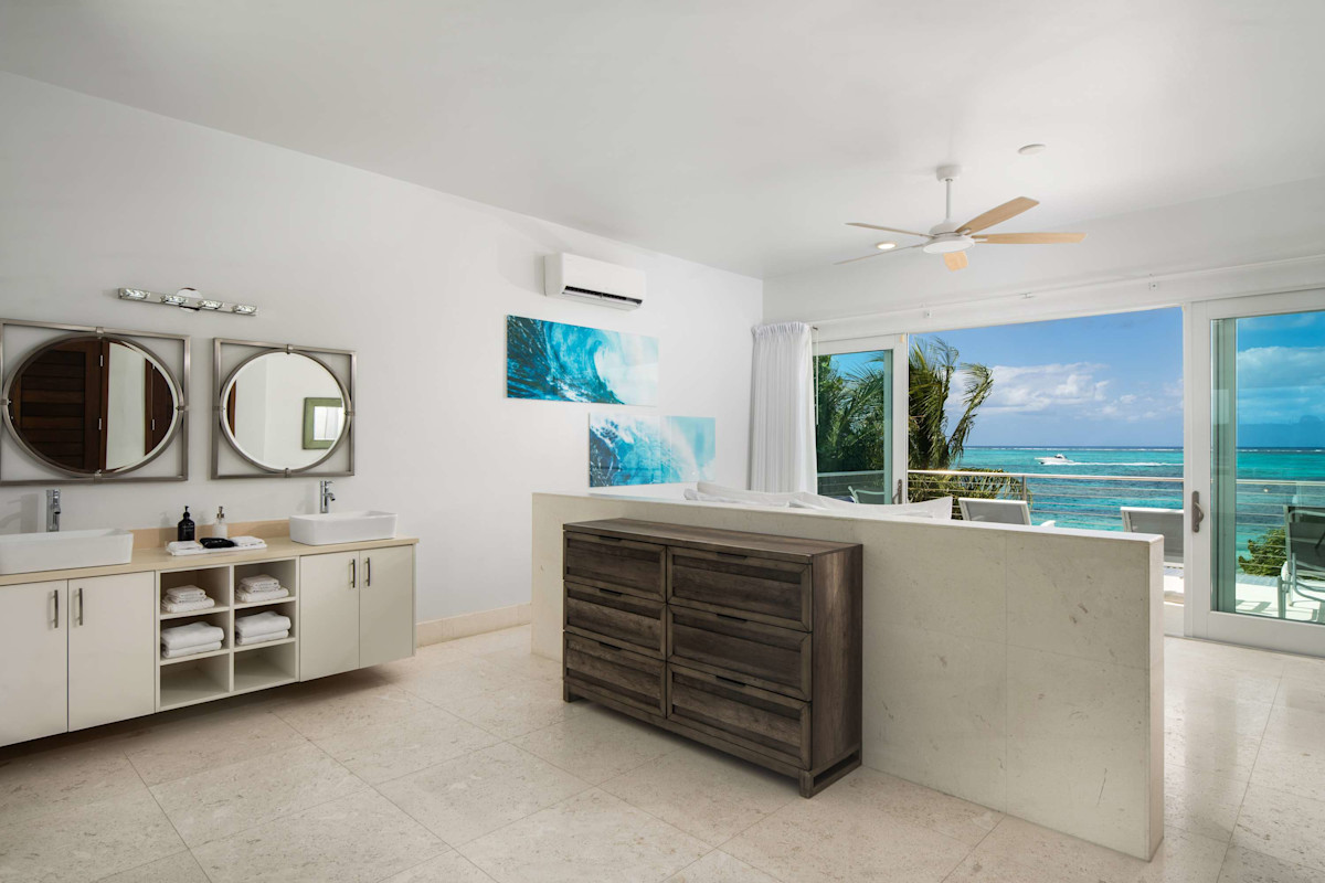 Sandpiper — Bedroom 1 - en-suite vanity area