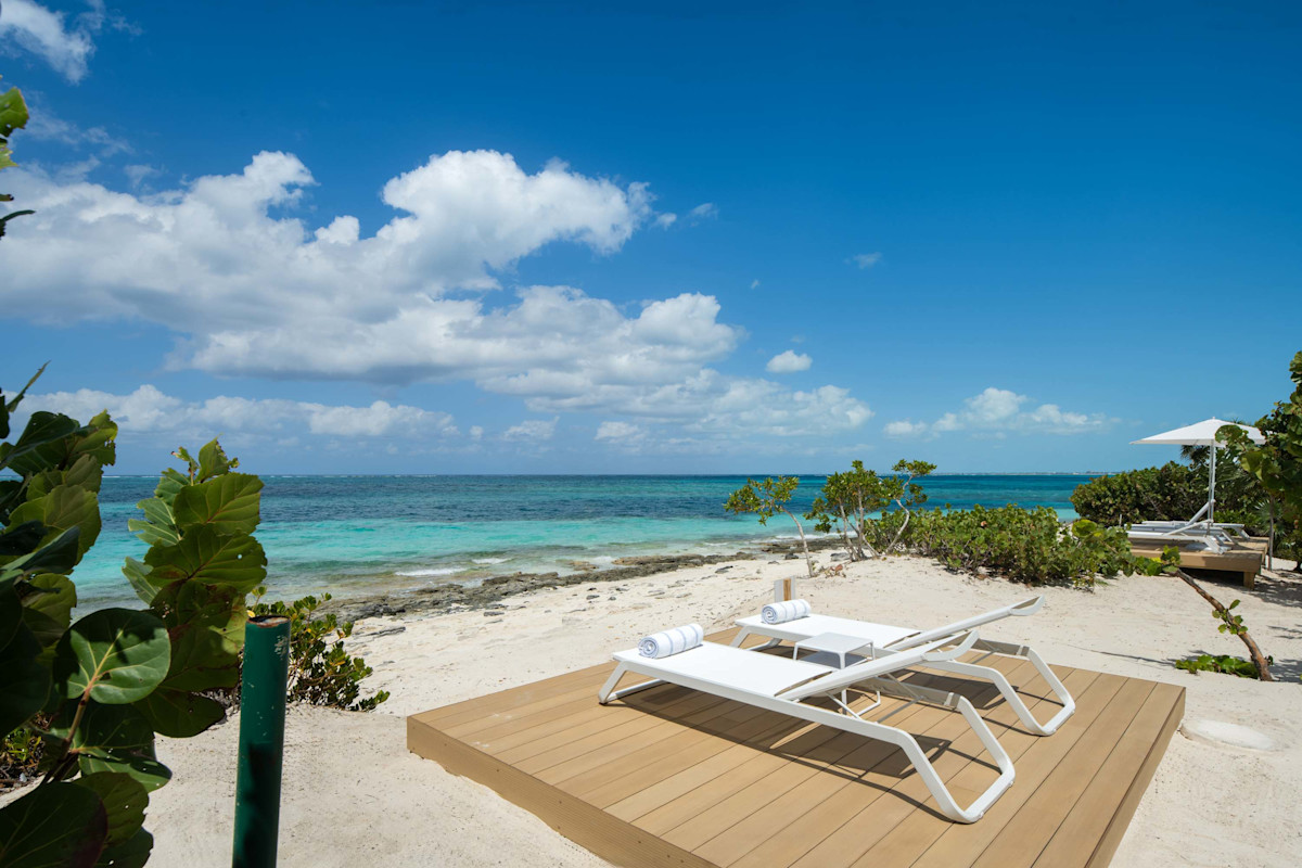Sandpiper — Beachside sun deck