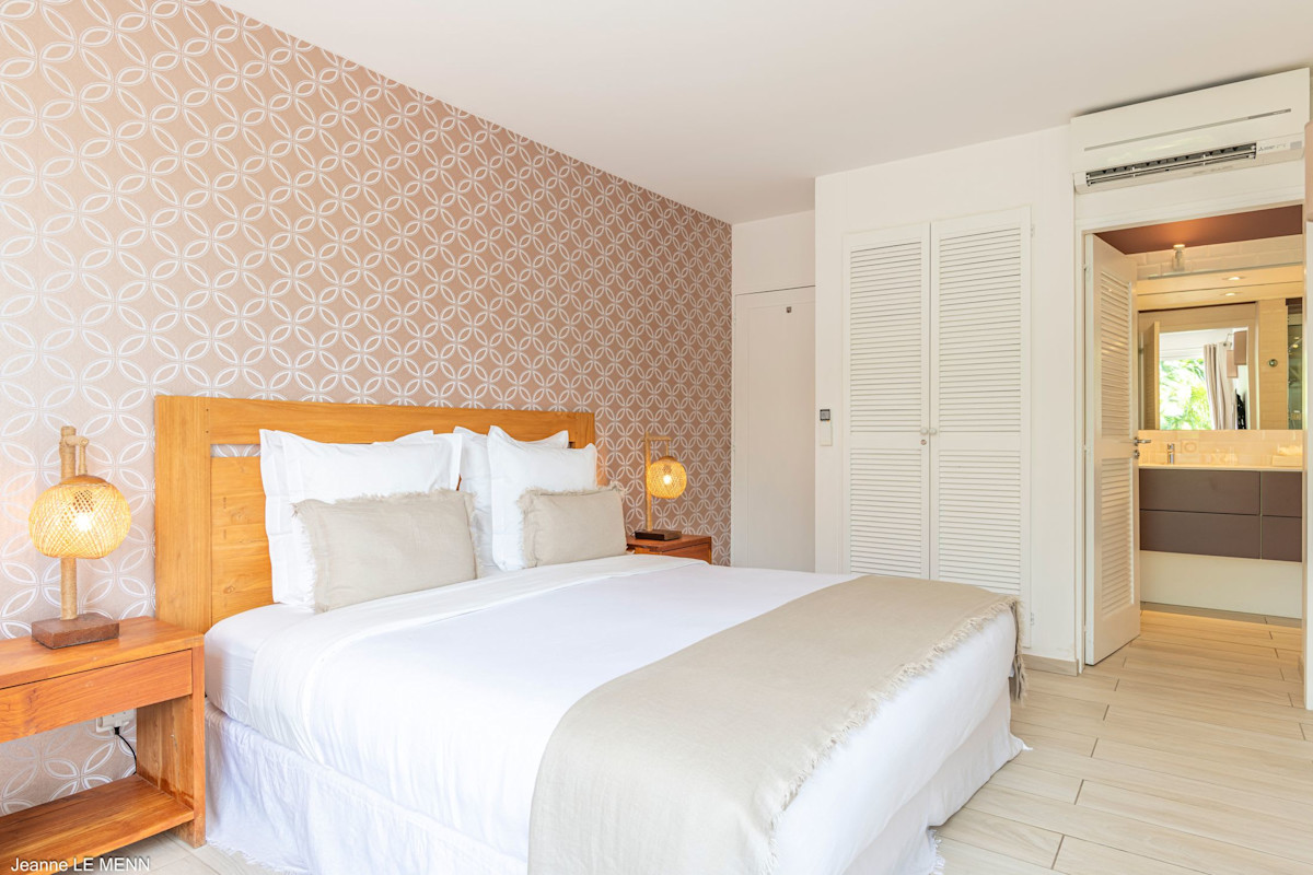 Chouchou — Bedroom 1 — European king arrangement