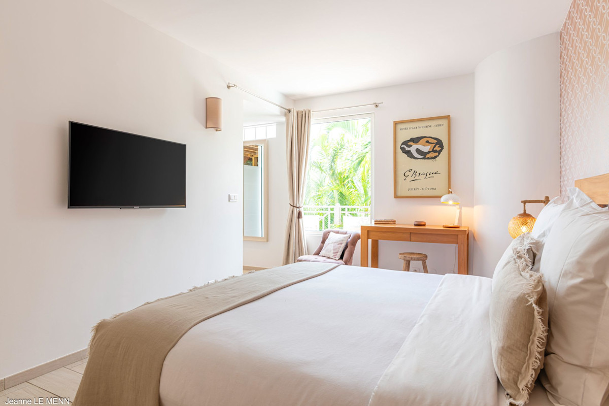 Chouchou — Bedroom 1 — European king arrangement
