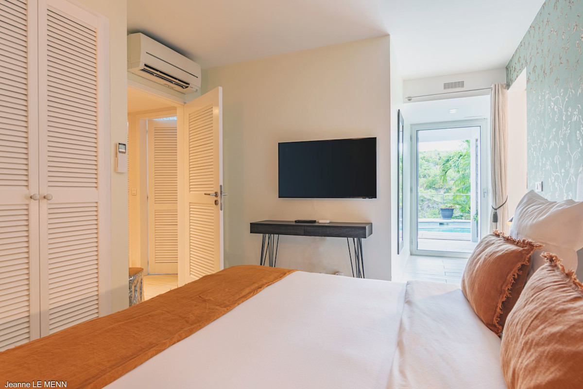 Chouchou — Bedroom 3 — European king arrangement
