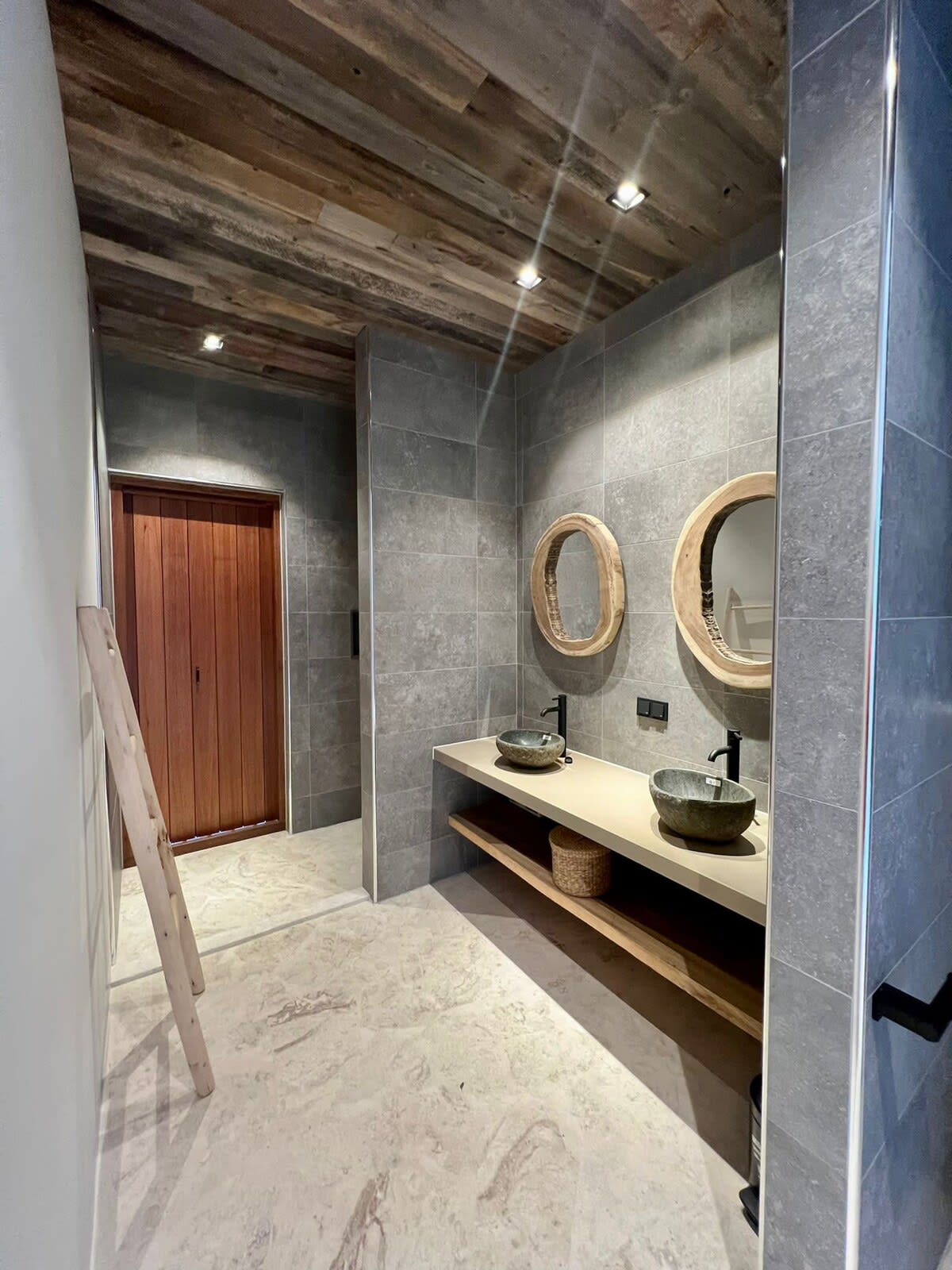 bathroom en suite masterbedroom .