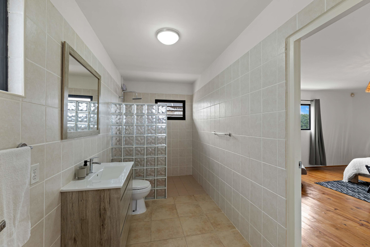 upstairs shared bathroom