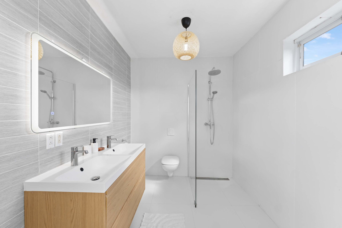 Ensuite Master Pool 1 Santorini