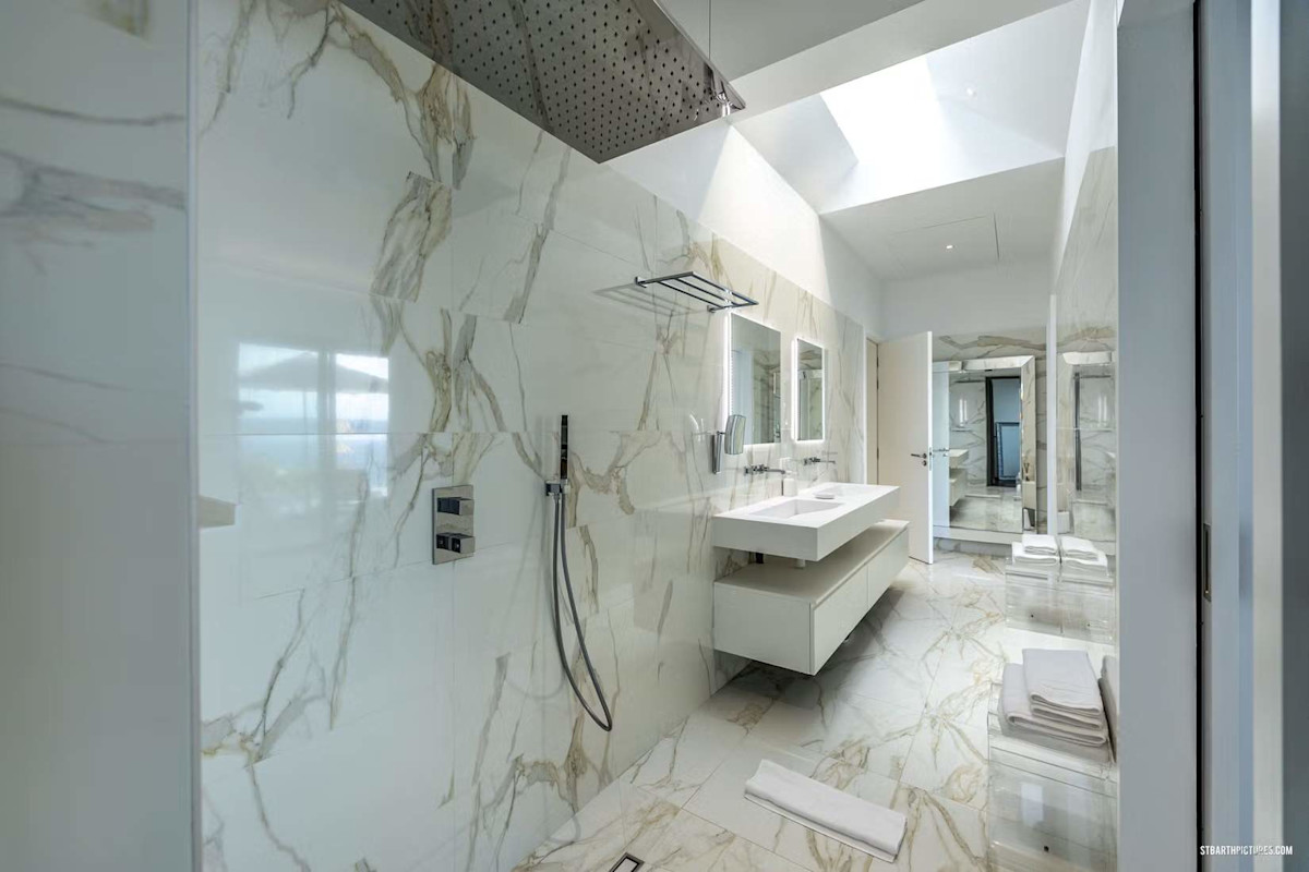 Ensuite bathroom 1