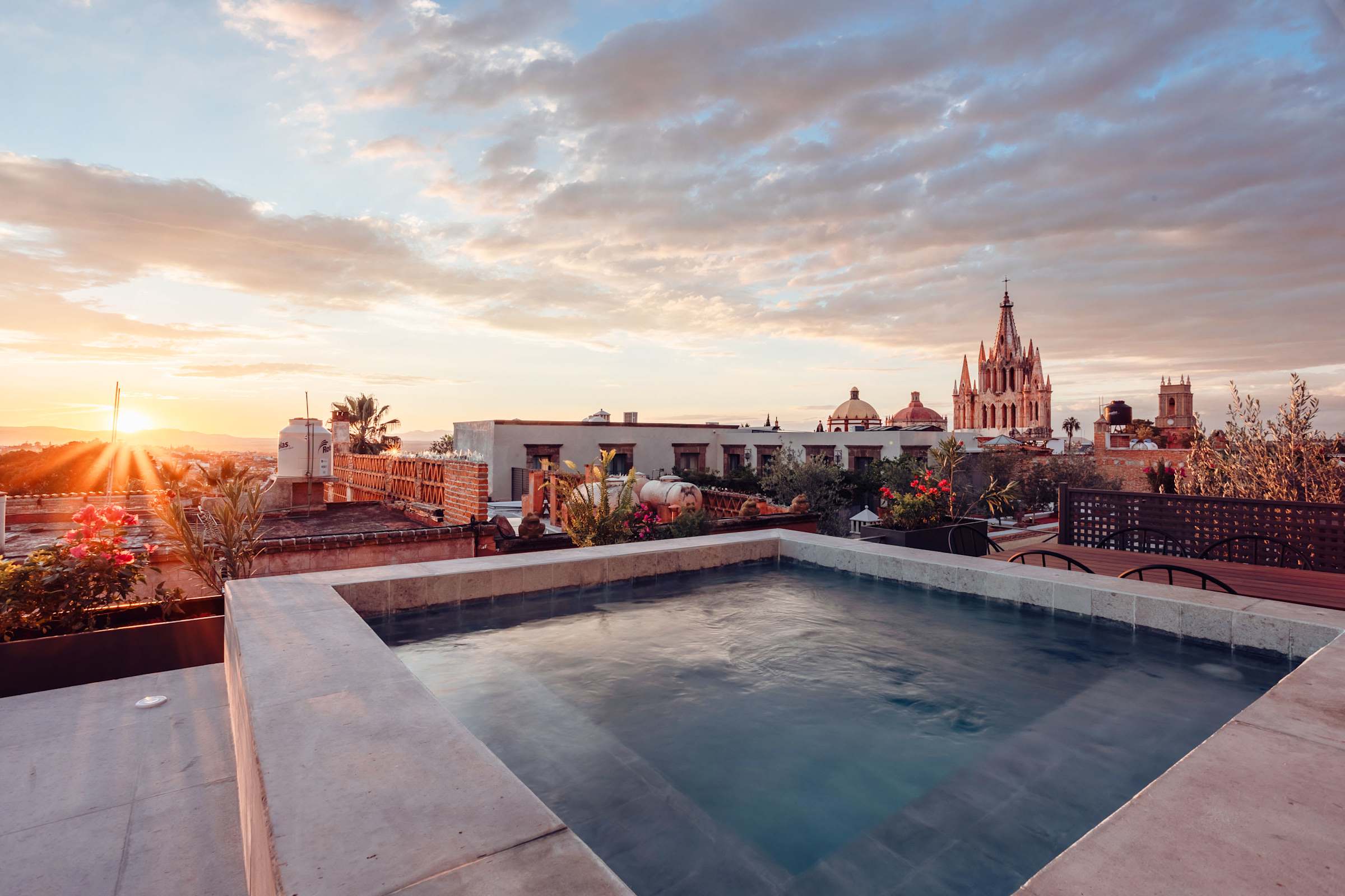 Private Jacuzzi & Rooftop with Parroquia Views