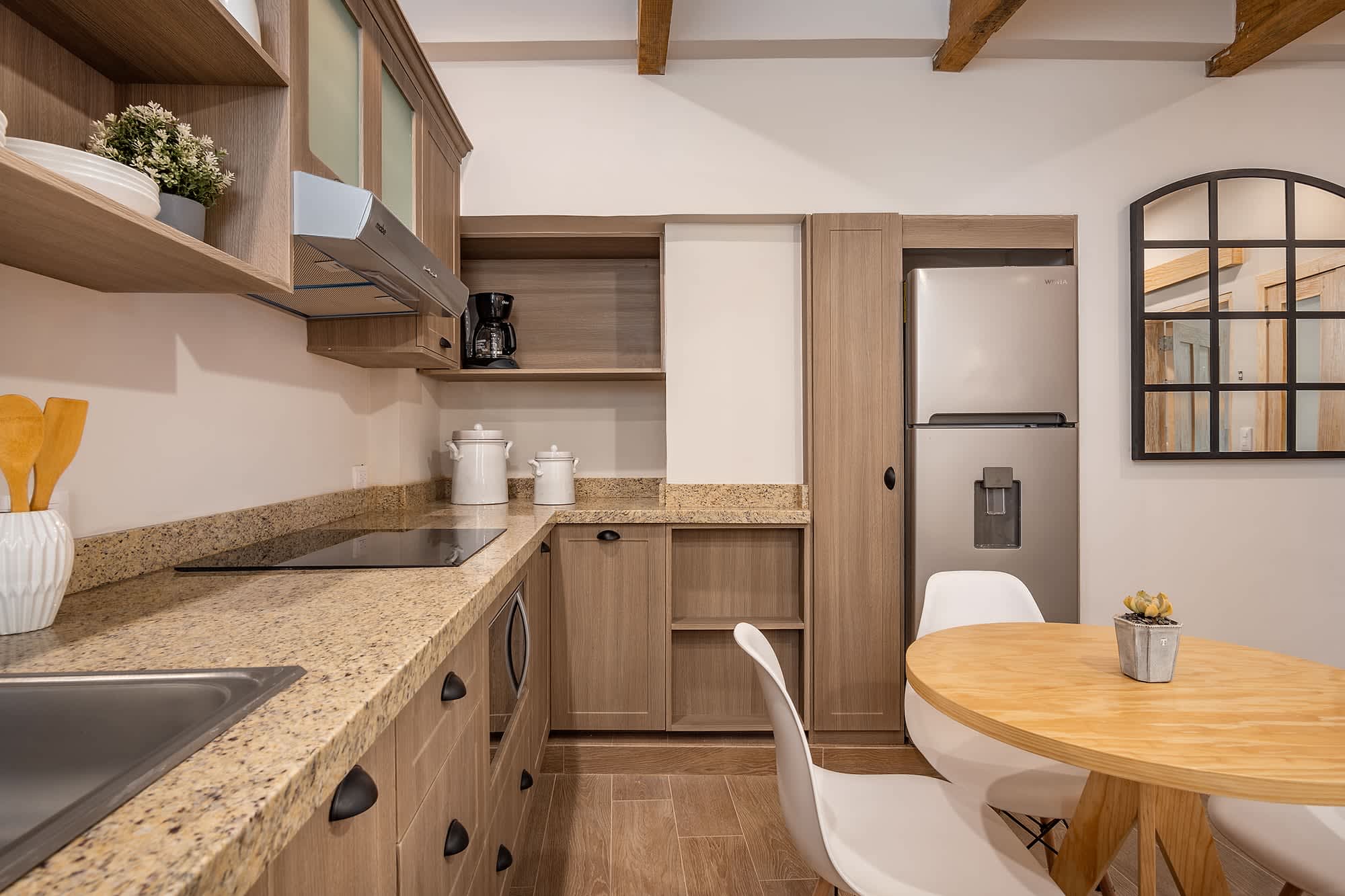 Kitchen & dining