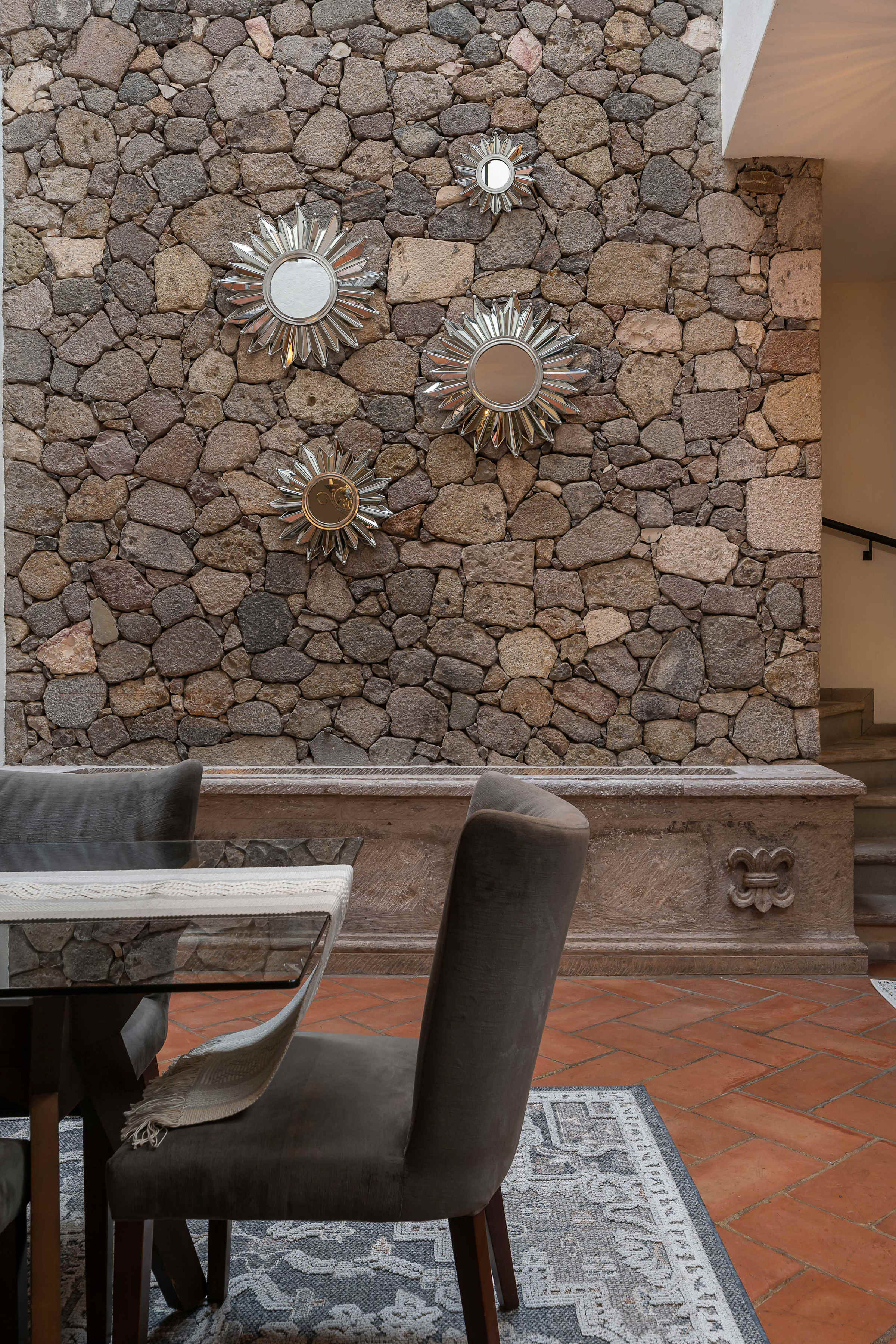 Indoor water fountain feature