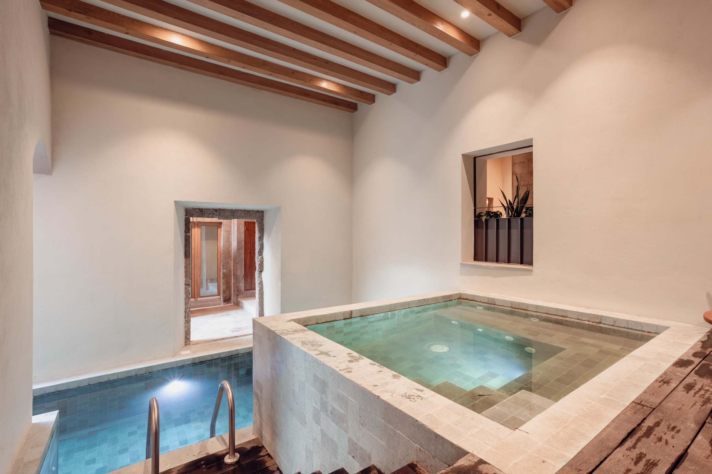 Shared Pool & Jacuzzi