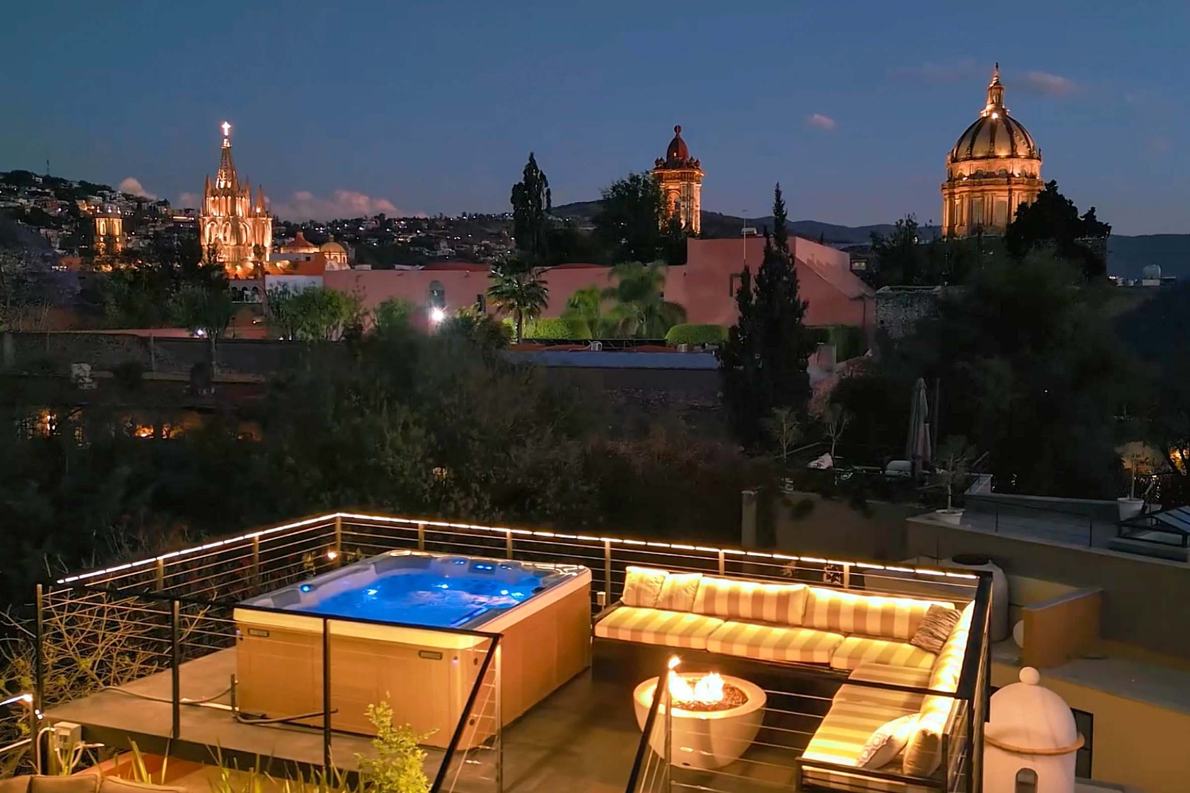 Casa Cielo 4 Story Luxury with Rooftop Hot Tub +AC · photo 43