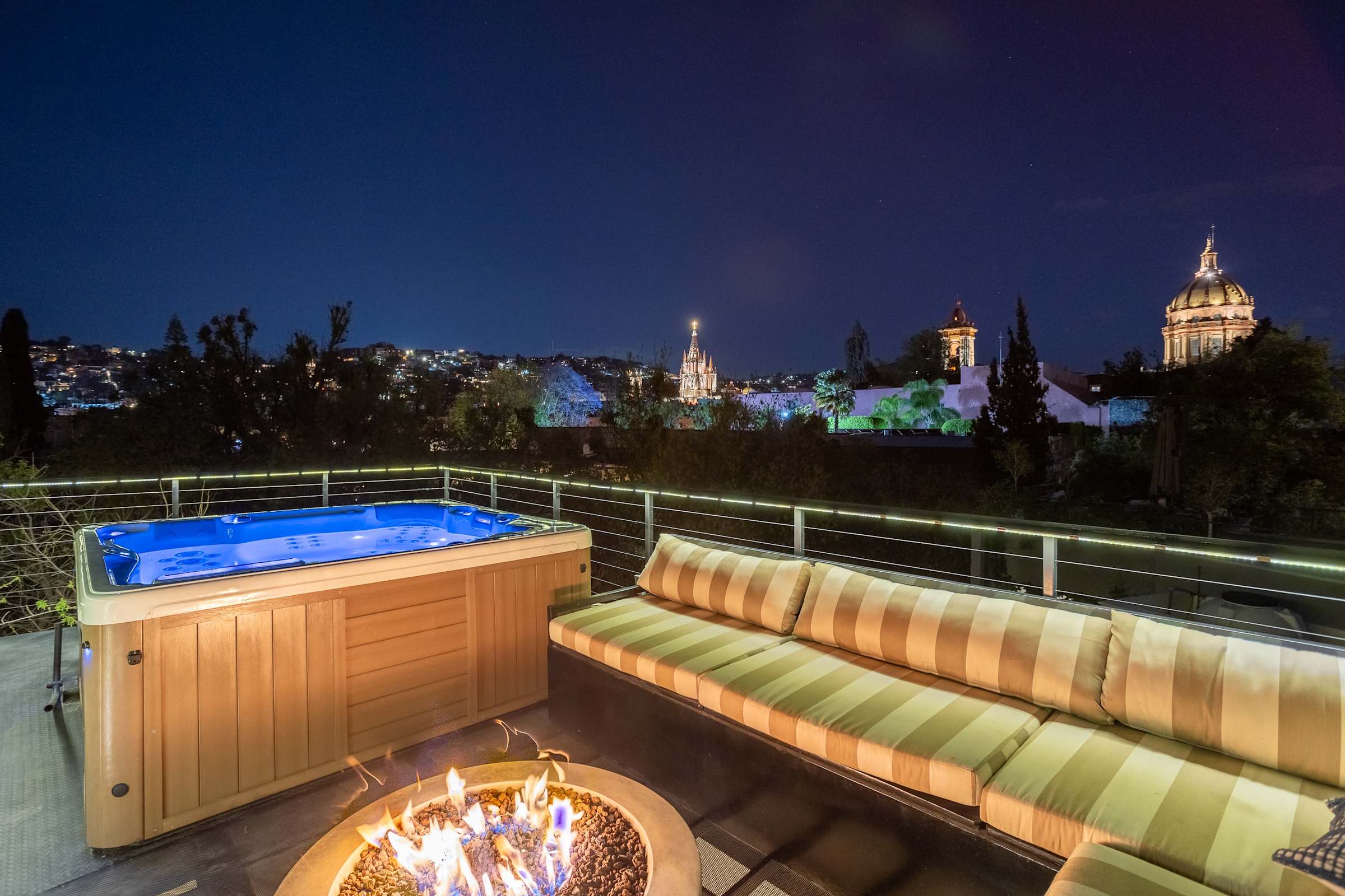 Casa Cielo 4 Story Luxury with Rooftop Hot Tub +AC · photo 48