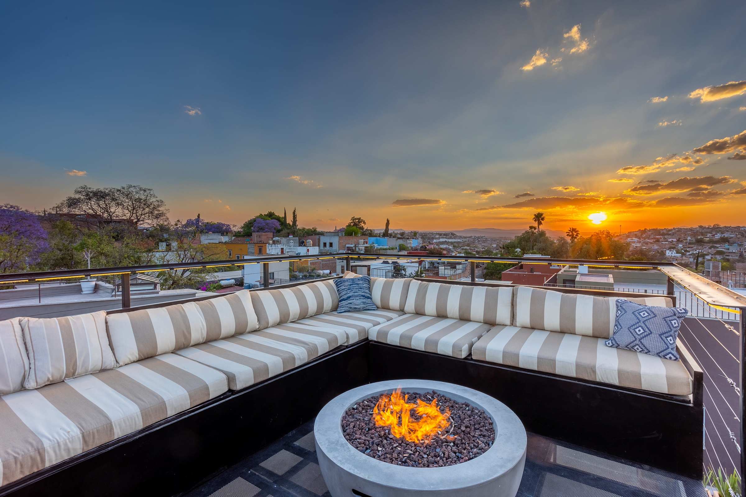 Casa Cielo 4 Story Luxury with Rooftop Hot Tub +AC · photo 45