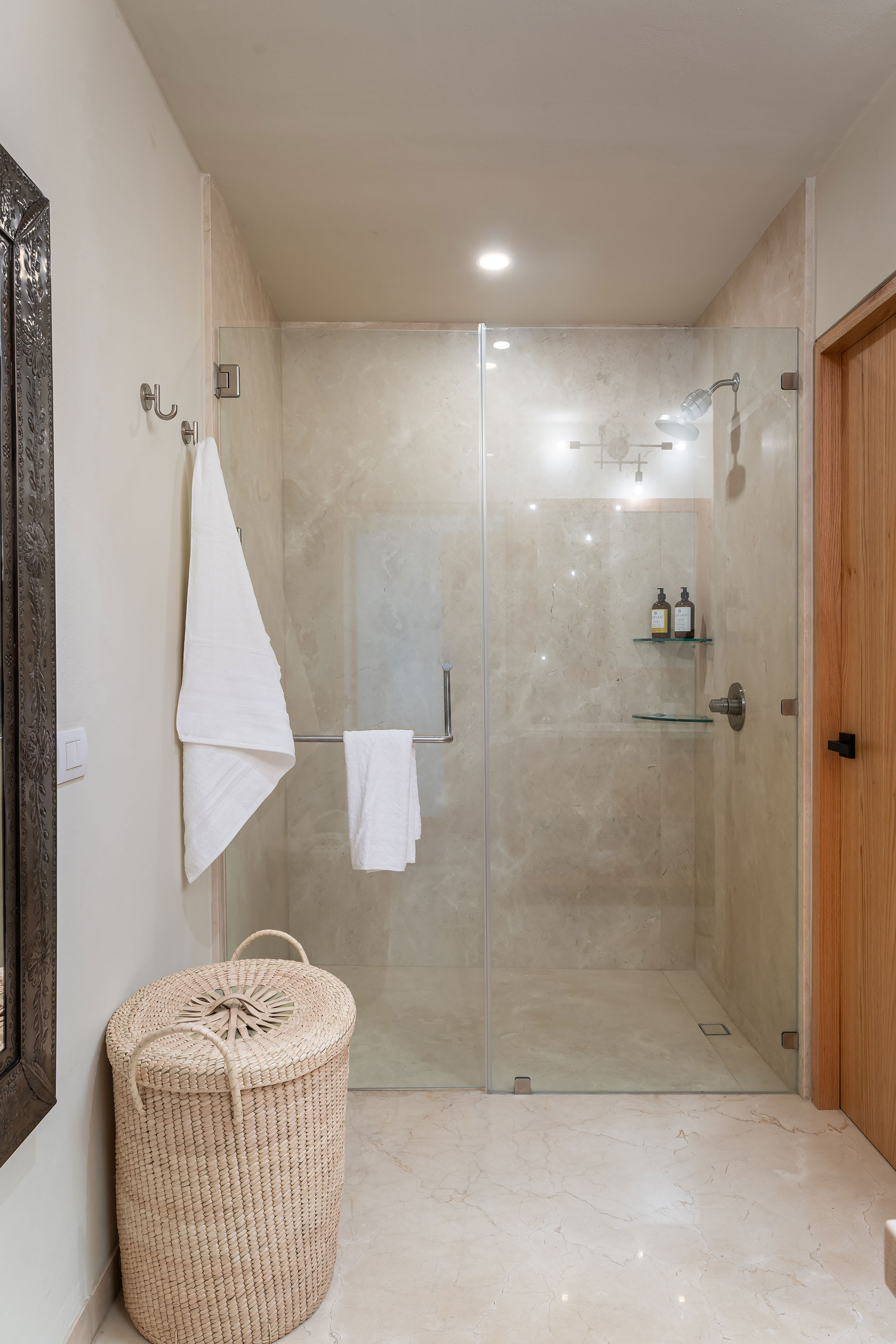Le Cottage 2BR Penthouse with Parroquia Views 22