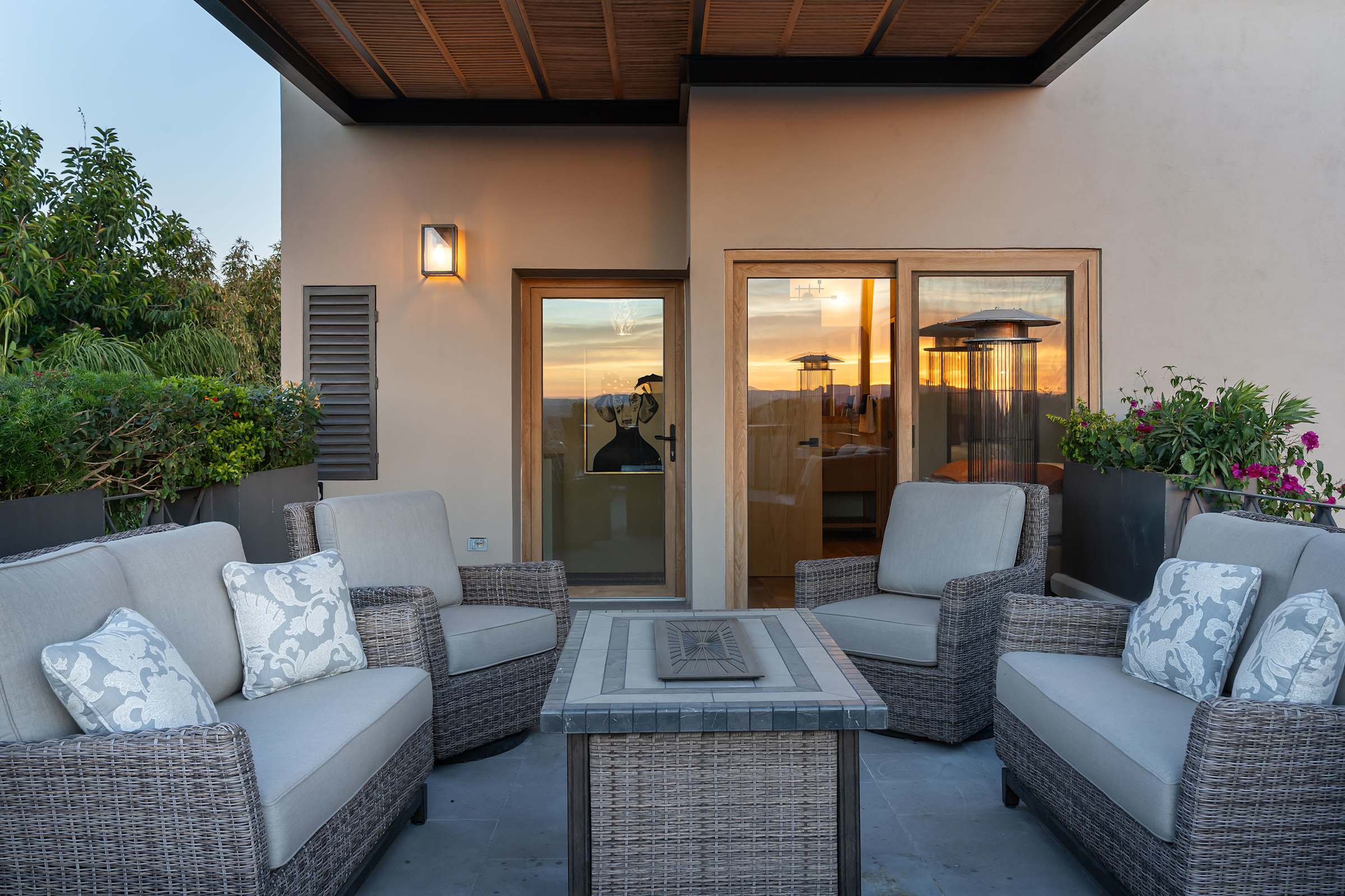 Le Cottage 2BR Penthouse with Parroquia Views 23