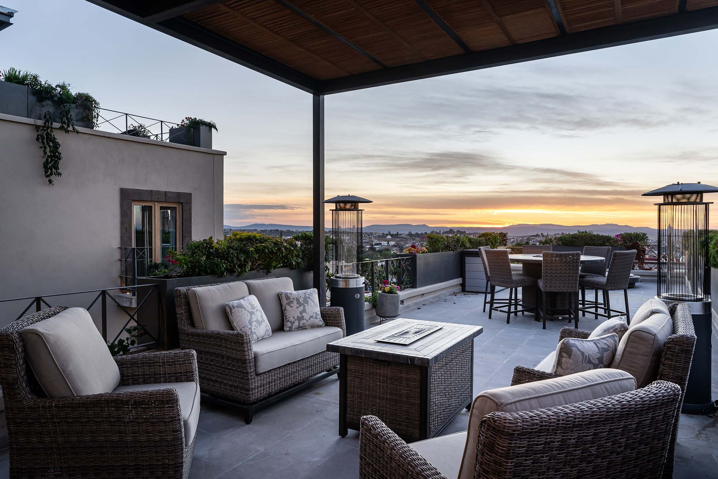 Le Cottage 2BR Penthouse with Parroquia Views 24