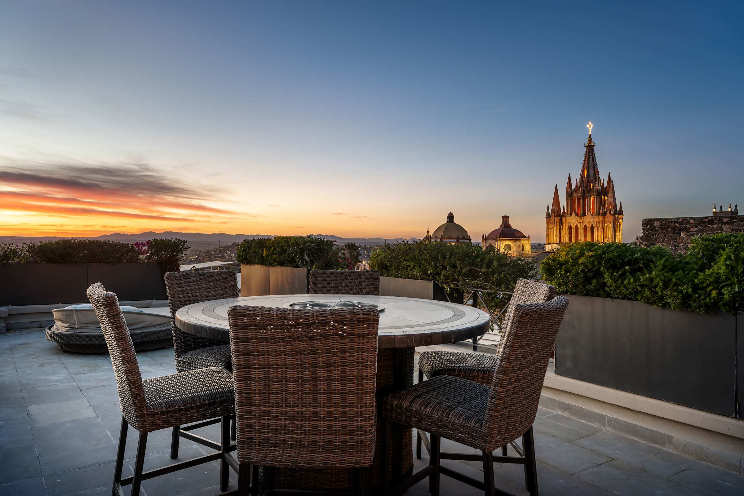 Le Cottage 2BR Penthouse with Parroquia Views 26